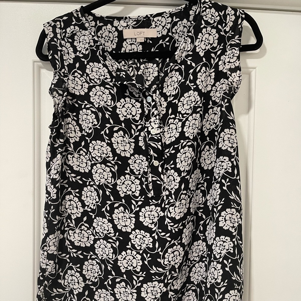 Loft black and white floral sleeveless blouse